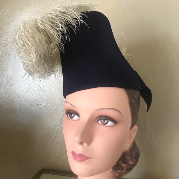 CHIC 1940s NAVY FELT "FEZ" STYLE HAT WITH WHITE OSTRICH FEATHER AND LARGE BOW